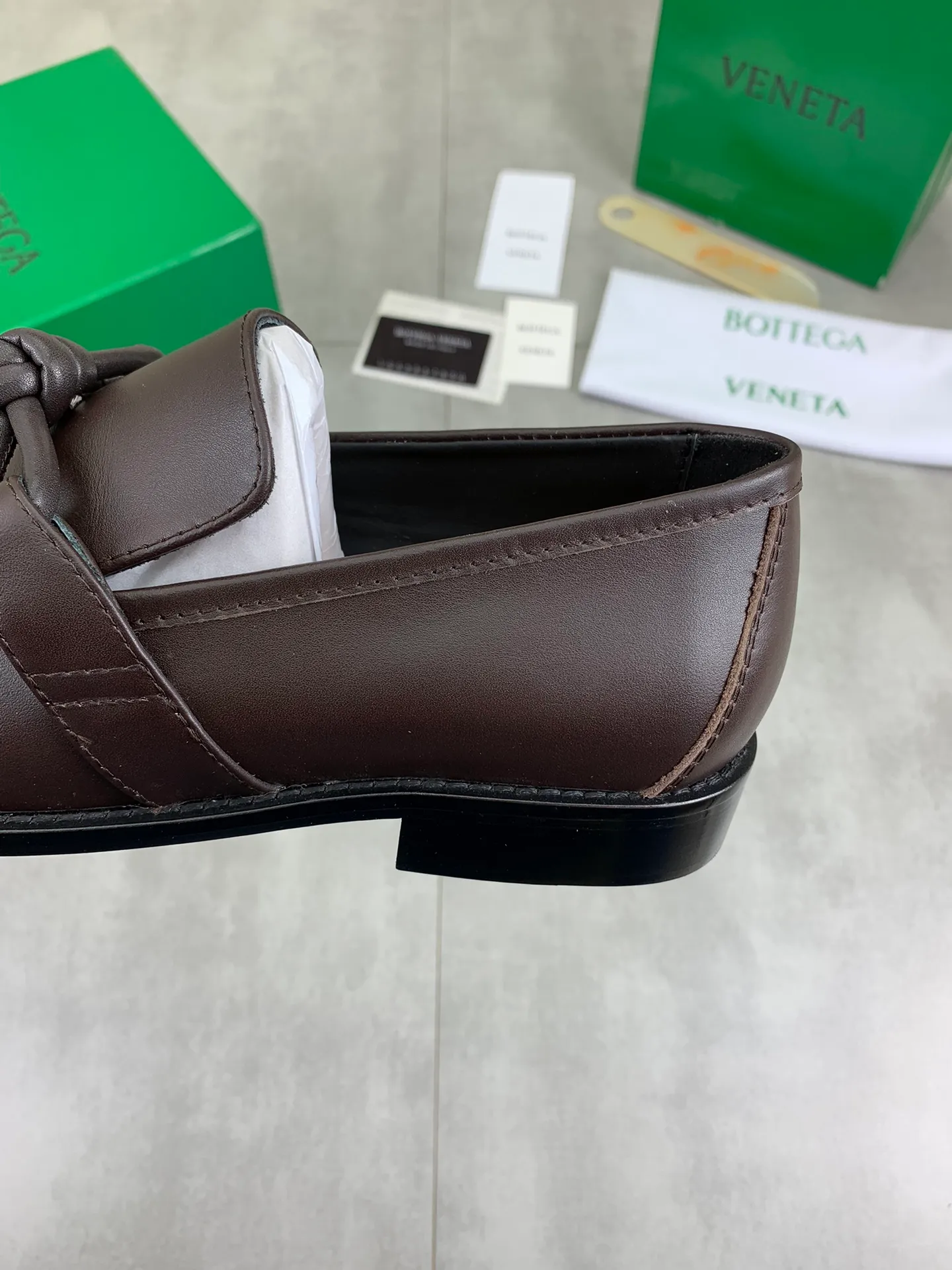 Men's shoes 💰P820 [New model] (genuine leather outsole) water-dyed cow lining 💰High-quality business couple leather shoes 💎💎💎 BOTTEGA VENETA official website synchronizes the latest top version of BV in the market, accept material comparison, shoe type comparison, process comparison, practical and textured, versatile and suitable for any occasion, the more you look at it, the more flavorful it becomes. Purely hand-knitted craftsmanship - Upper material, calfskin imported from Italy 🇮🇹 - High-quality water-dyed cowhide lining - Original private model customized leather outsole -Size: Female 35-39 (40 ordered) Male 39-44 (38 45 can be customized) Color: Multiple colors available